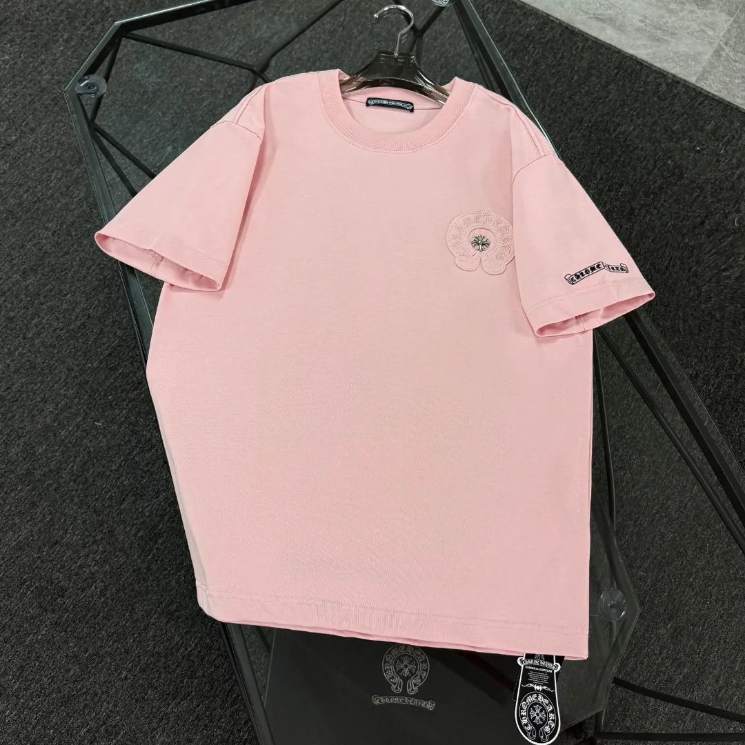 P180 Chrome Hearts Chrome Hearts 25 high version. The fabric is made of 300g high-density pure cotton. It does not deform or shrink. It has three labels. It is the same style for men and women. Technology: patch embroidery + original development hardware. Color: white, black, pink. SIZE: S-XL